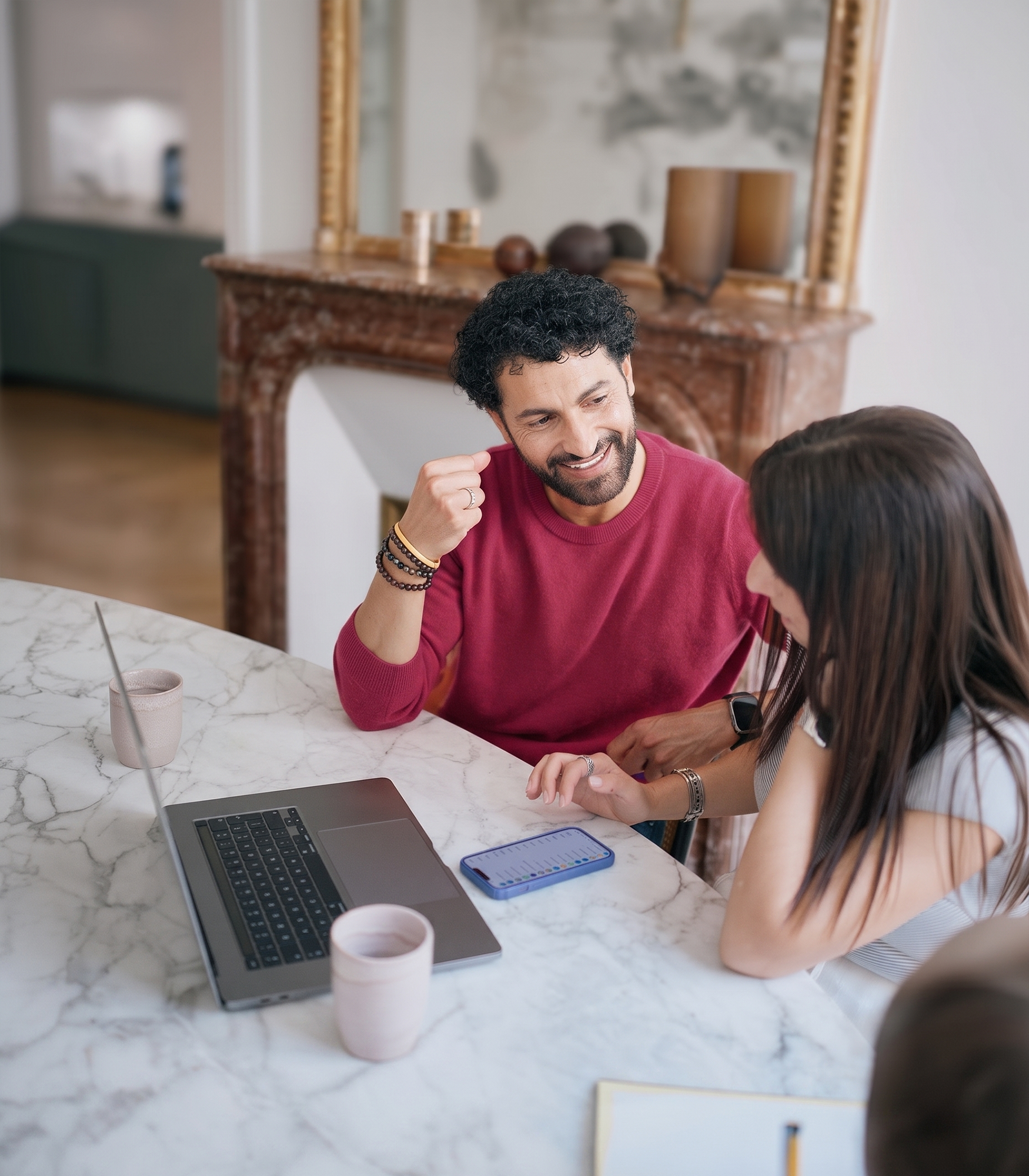 Couple à la maison cherchant les meilleurs investissements